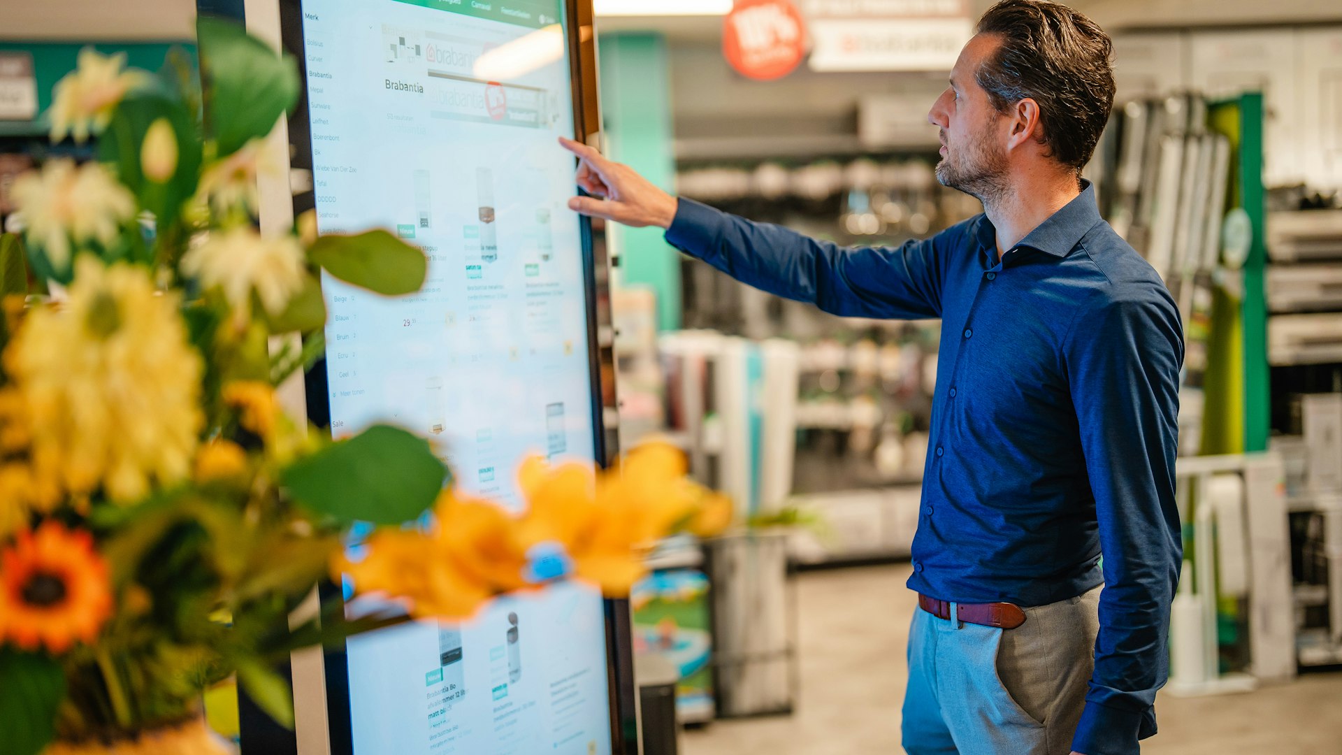 Coppens Warenhuis Vernieuwde mega store webshop In store screen Sfeerbeeld