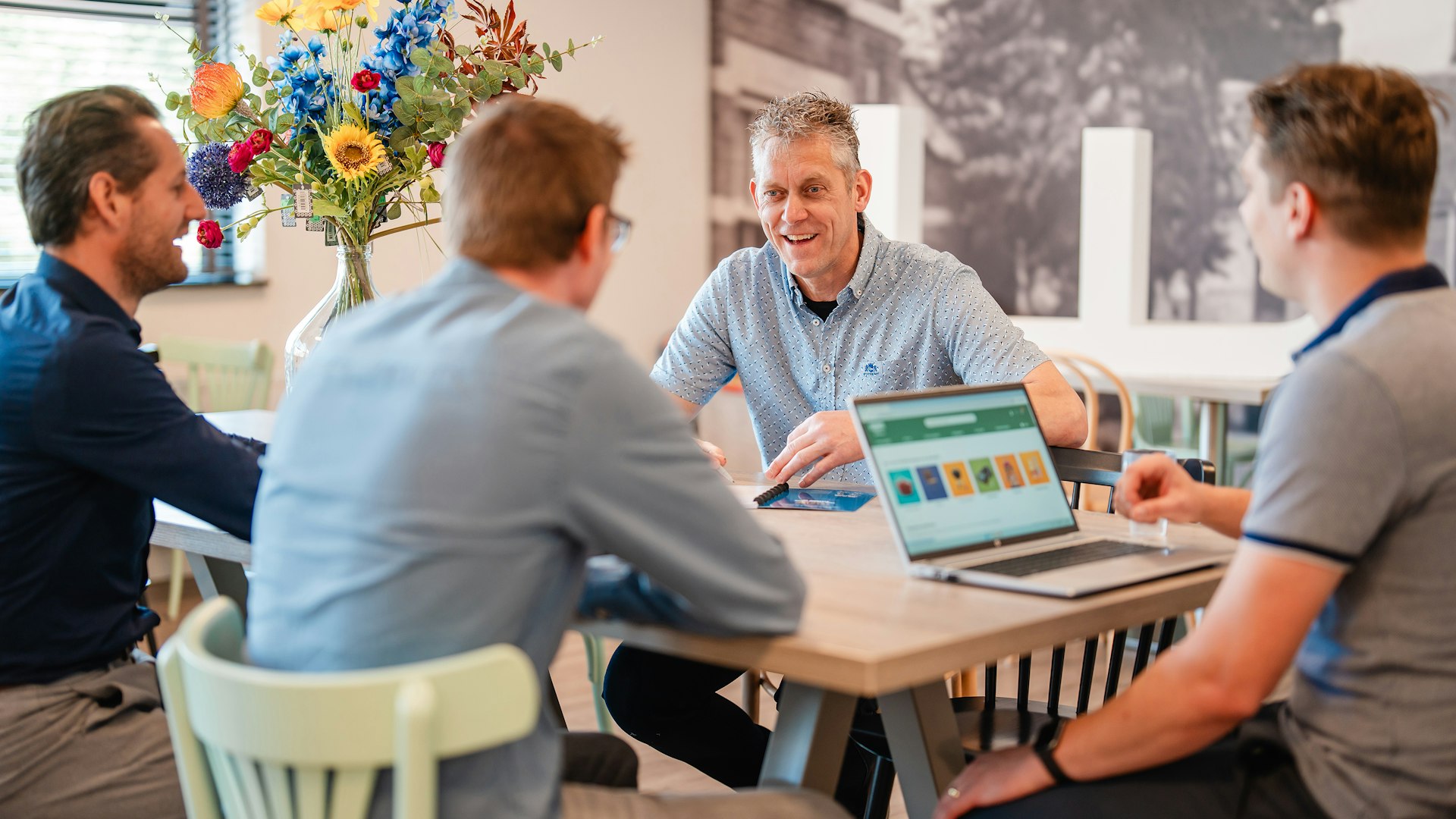 Coppens Warenhuis Vernieuwde mega store webshop John en John JR met Mattijs en Lukas Sfeerbeeld