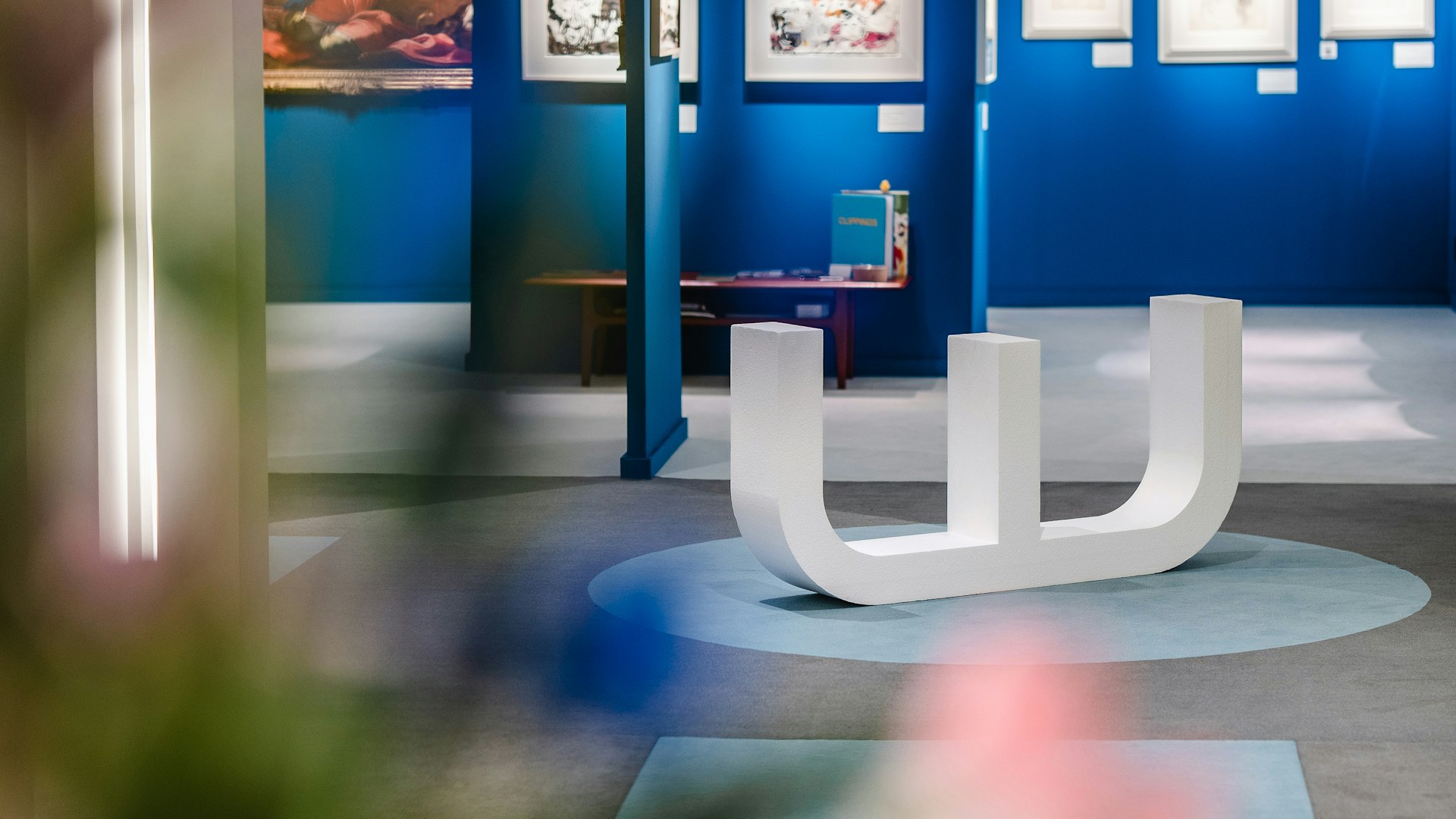 TEFAF website herontwikkeld in Craft CMS W in stand Sfeerbeeld