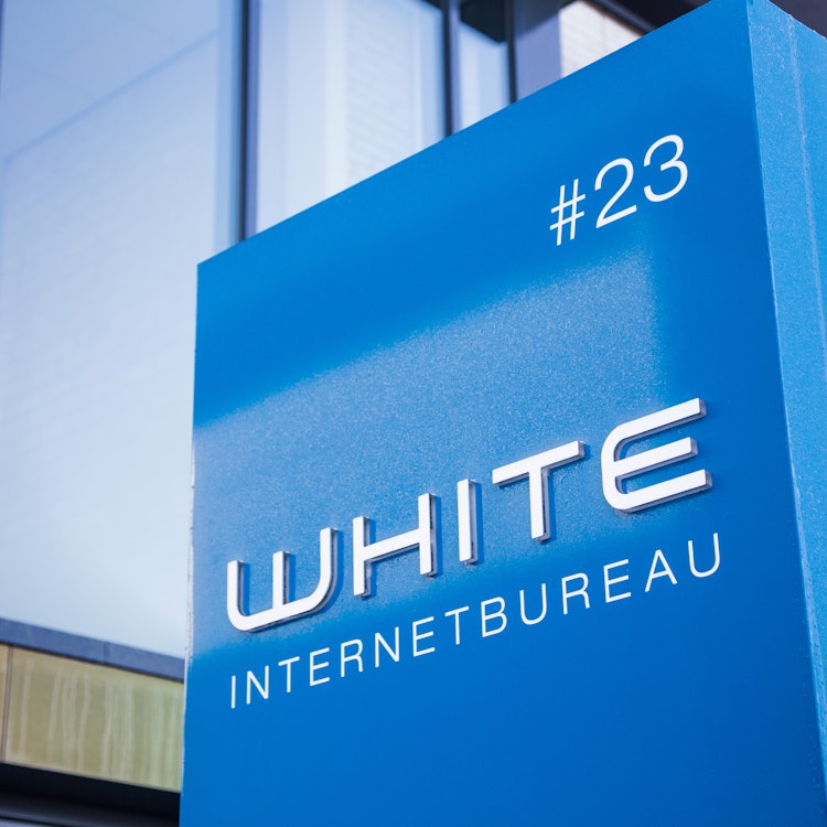 WHITE Internetbureau - Bord bij entree